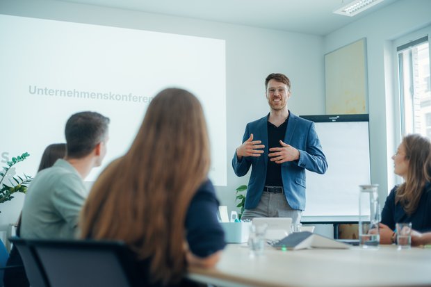 Interner Workshop, bei dem ein HMS-Mitarbeiter Wissen mit Kolleginnen und Kollegen teilt.