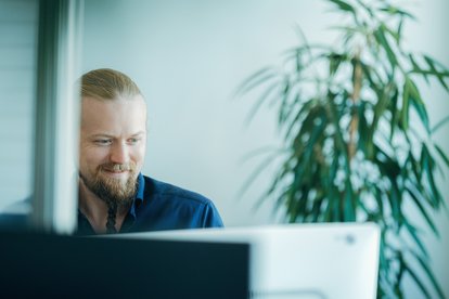 HMS-Mitarbeitender vertieft im Kompetenzfeld Software Engineering sein Wissen zu Softwarequalität, Softwarearchitektur und Web Development.
