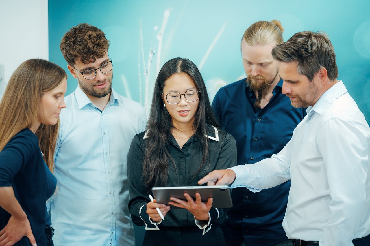 Ein interdisziplinäres Projektteam von HMS bespricht gemeinsam Inhalte einer Software- und Datenlösung.
